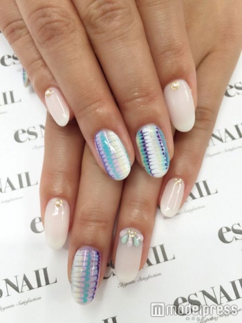 爽やかなピーコックネイルに／画像提供：esNAIL