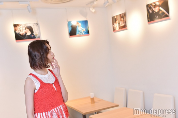 パネル展はくまなくチェックして（C）モデルプレス