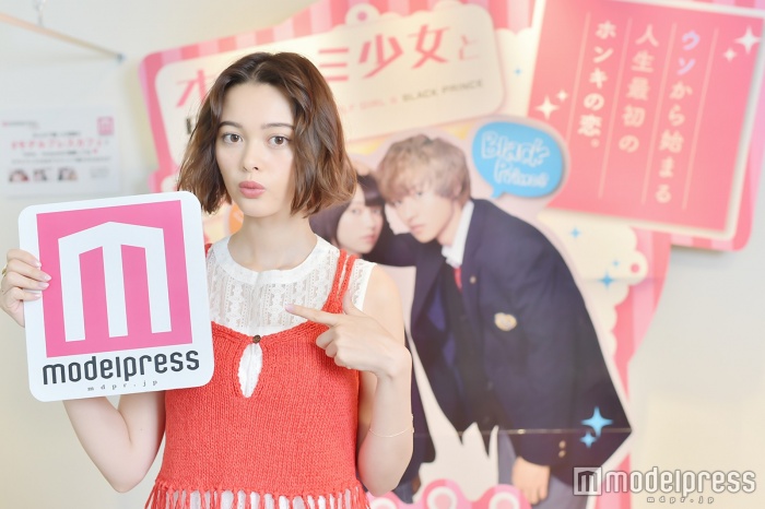 フォトスポットの前でポーズ！「#モデルプレスカフェ」でシェア（C）モデルプレス