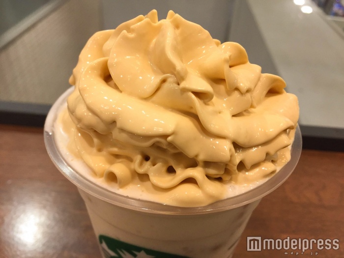ライトブラウンカラーのベイクドチーズケーキホイップクリーム（C）モデルプレス
