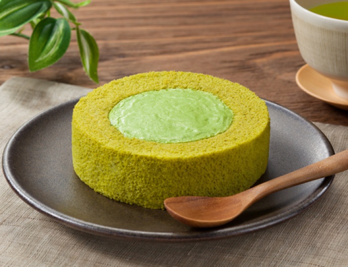 ローソンから販売される「プレミアム熟成宇治抹茶のロールケーキ」