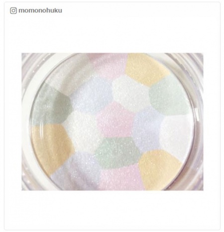 コスパ最強！「無印良品」のカラフルパウダーで透明肌に／momonohukuさんinstagramより