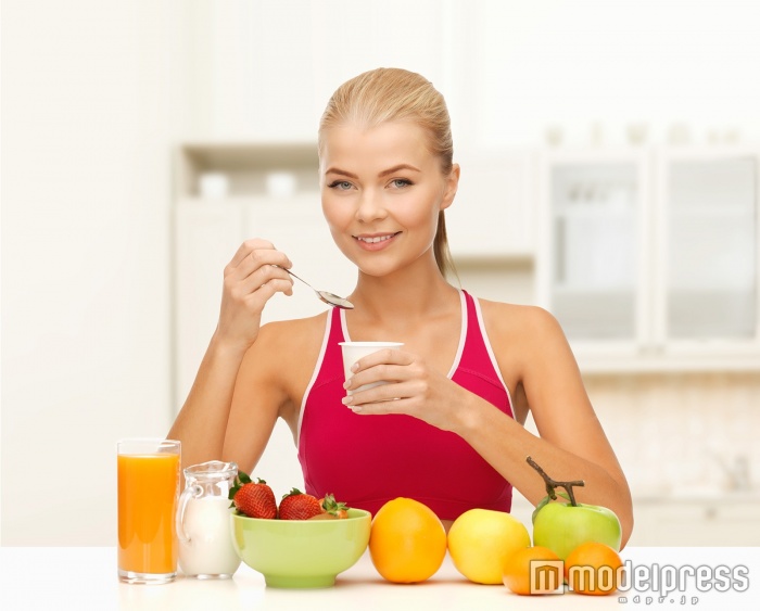 ヨーグルトの腸内環境改善効果で「ペタンコお腹」が目指せる（Photo by Syda Productions） 