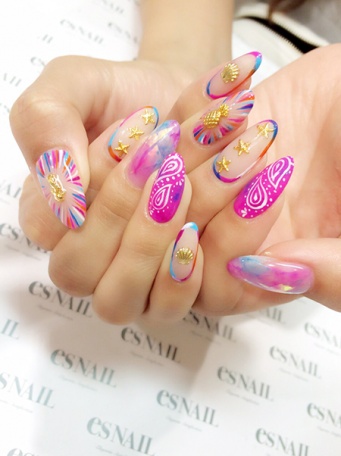 カラフルカラーで斬新なデザイン／画像提供：esNAIL