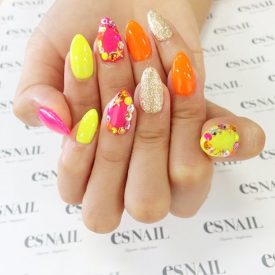 ネオンカラーを組み合わせ／画像提供：esNAIL