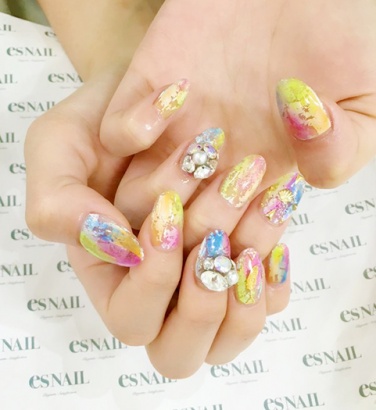 シルバーフィルム×ネオンカラー／画像提供：esNAIL