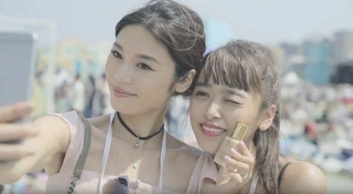 エスティ ローダーの「サンシャイン メークアップ スタンド」を訪れた（左から）島袋聖南、近藤千尋