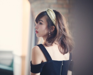 ヘアアクセサリー＆オフショルダーがポイント（C）TOPLOG