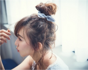 無造作なお団子ヘア（C）TOPLOG