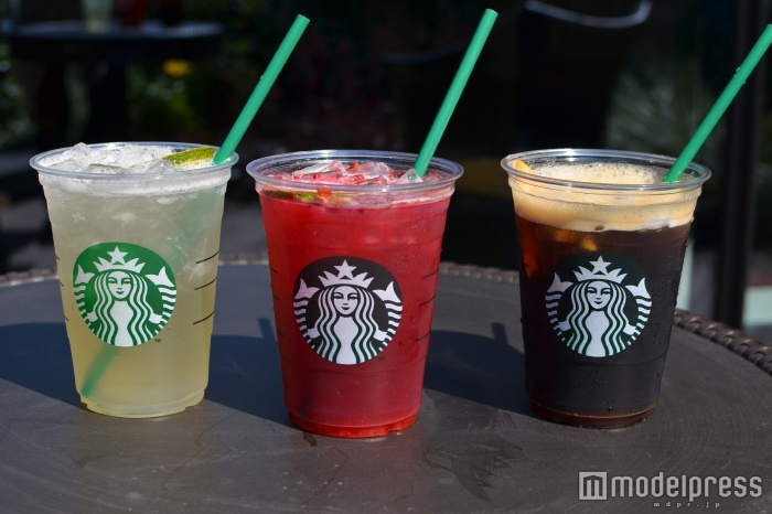 （左から）スターバックス リフレッシャーズ（R）ビバレッジ クールライム、シェイクン ストロベリー パッション ティー、シェイクン アイス バレンシア コーヒー（C）モデルプレス