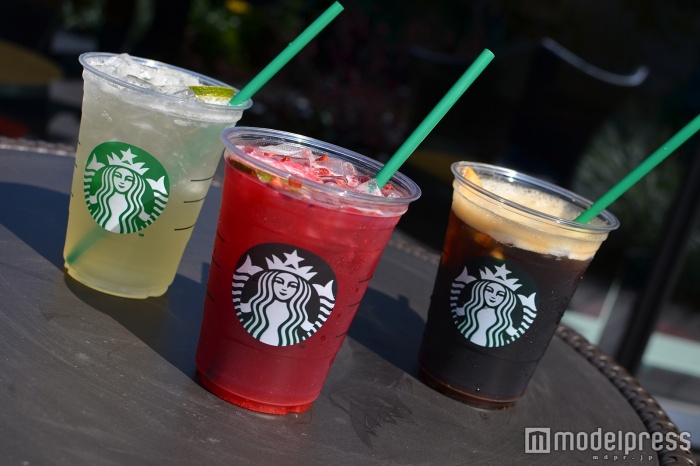 （左から）スターバックス リフレッシャーズ（R）ビバレッジ クールライム、シェイクン ストロベリー パッション ティー、シェイクン アイス バレンシア コーヒー（C）モデルプレス