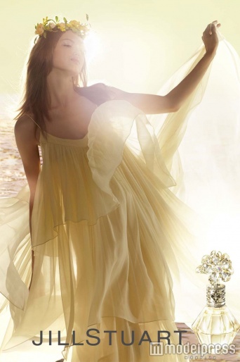 フローラルな大人の甘さがポイント／画像提供：JILL STUART