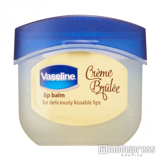 保湿の定番アイテム「ヴァセリン　リップ」にスイートなクレームブリュレの香りが仲間入り！／画像提供：ユニリーバ・ジャパン