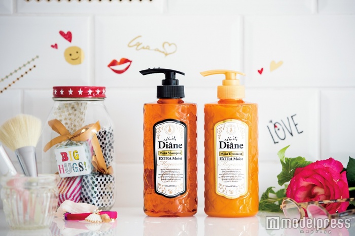 （左から）モイスト・ダイアン エクストラモイスト シャンプー500ml￥838、モイスト・ダイアン エクストラモイスト トリートメント500ml￥838（画像提供：セブン＆アイ出版）