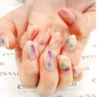 ピンク系＆ブルー系の左右非対称で遊び心たっぷり／画像提供：esNAIL