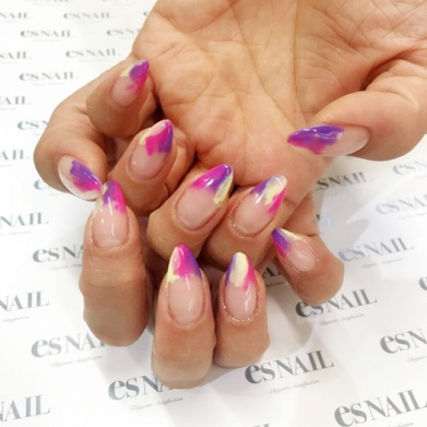 カラフルポップなフレンチ／画像提供：esNAIL