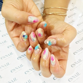 ネオンカラーとターコイズストーン／画像提供：esNAIL