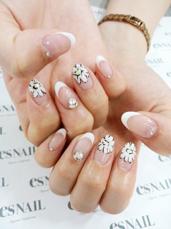 花柄フレンチ／画像提供：esNAIL