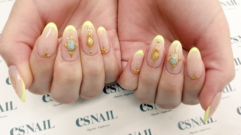 ネオンイエローとパーツでカジュアルに／画像提供：esNAIL