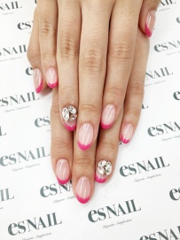 ネオンピンクとストーンで上品に／画像提供：esNAIL