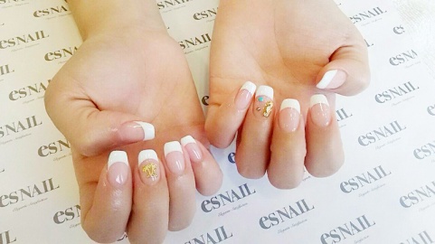 白フレンチも夏っぽく／画像提供：esNAIL