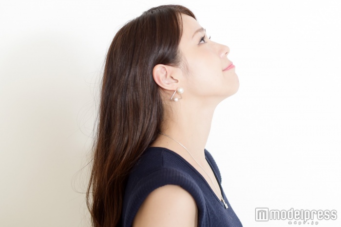 首筋を伸ばして、真上を向く（C）モデルプレス