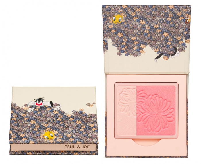 （左から）「ポール ＆ ジョー コンパクト WB」003／￥1,000（税抜）、「ポール ＆ ジョー パウダー プラッシュ」05／￥2,000（税抜・既存品）／LOONEY TUNES and all related characters and elements © & ™ Warner Bros. Entertainment Inc. (s16)