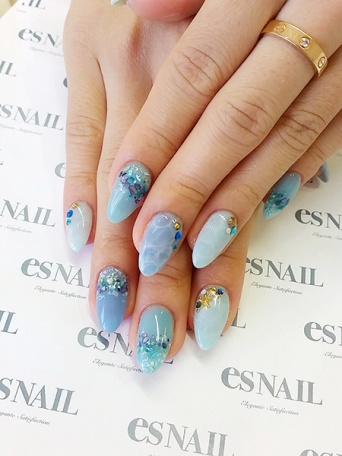 シェルを散りばめて浜辺っぽく（画像提供：esNAIL）