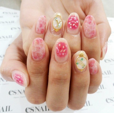 ビビッドピンクとも組みわせて（画像提供：esNAIL）