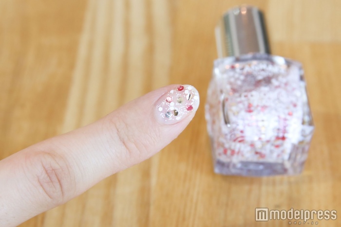 存在感大なグリッターたっぷり（C）モデルプレス