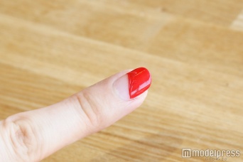 簡単につるんと剥がれてオフも楽々（C）モデルプレス