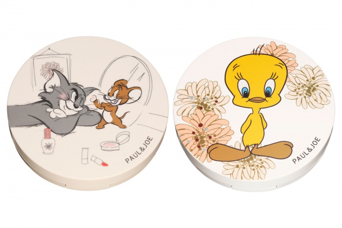 「ポール ＆ ジョー プレスト フェイス パウダー ケース WB」2種（左から）001、002／各￥1,500（税抜）／LOONEY TUNES and all related characters and elements © & ™ Warner Bros. Entertainment Inc. (s16)<br />
TOM AND JERRY and all related characters and elements © & ™ Turner Entertainment Co. (s16)<br />
