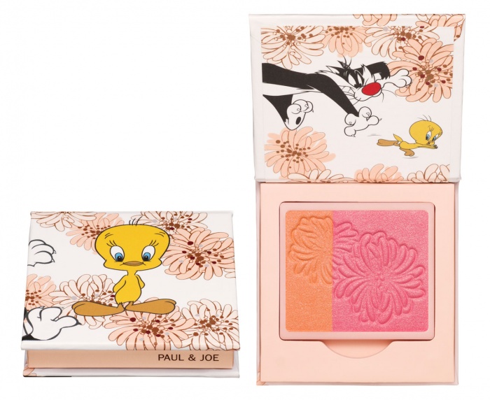 （左から）「ポール ＆ ジョー コンパクト WB」002／￥1,000（税抜）、「ポール ＆ ジョー パウダー プラッシュ」08／￥2,000（税抜・既存品）／LOONEY TUNES and all related characters and elements © & ™ Warner Bros. Entertainment Inc. (s16)