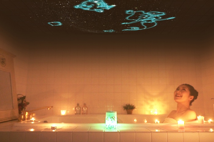 お風呂に満天の星が広がる！（写真提供：セガトイズ／モデル：志村彩佳）