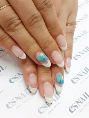 フレンチ×ターコイズ（画像提供：esNAIL）