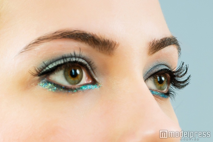 濃いアイメイクはパンダ目の原因に（Photo by Elnur）