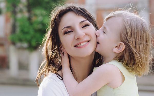 ママにキスをする子ども © tatyana_k - Fotolia.com