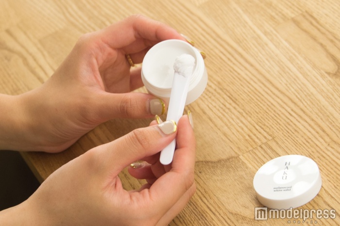 すくった時は固形なのに…（C）モデルプレス