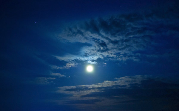 夜空に浮かぶ満月 (c) Still & Motion - Fotolia.com