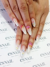 白グラデーションにカラフルな押し花（画像提供：esNAIL）