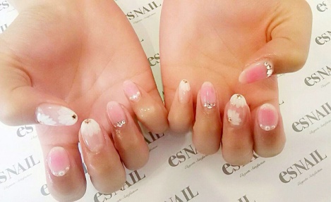 白い花柄（画像提供：esNAIL）