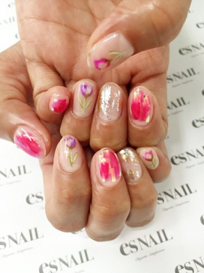 クリアベースに中心に華やかな花柄（画像提供：esNAIL）