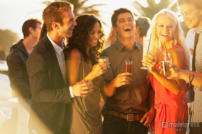 飲み会での気配りは高ポイント（Photo by Sam Edwards／gettyimages）