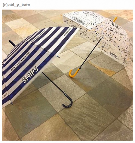 【話題のアイテム】「SHIPS」×ファミマの限定ビニール傘がポップで可愛い！／aki_y_katoさんInstagramより