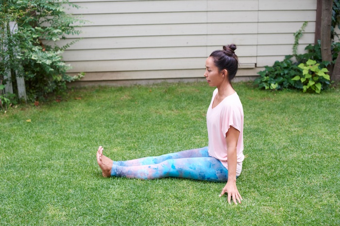 最初は座りのポーズから／ナバーサナ