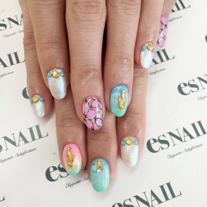 ボタニカル柄×夏パーツ（画像提供：esNAIL）