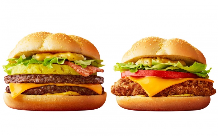 （画像左から）必勝バーガー ビーフ＆パイン、必勝バーガー チキン＆トマト／画像提供：マクドナルド