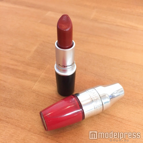 こっくり赤リップ（C）モデルプレス