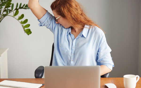 仕事中に自分のにおいを気にする女性