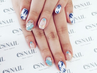 ネイビーのヤシの木がクール（画像提供：esNAIL）